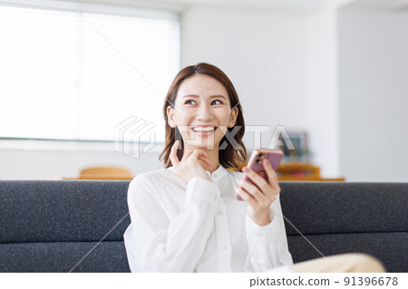 A woman to search on a smartphone 91396678