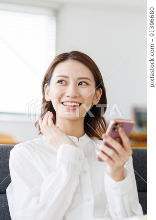 一個女人在智能手機上搜索 91396680