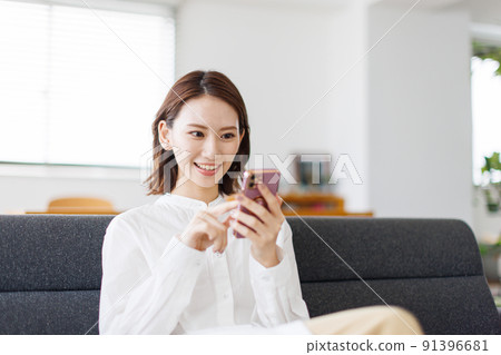 一個女人在智能手機上搜索 91396681