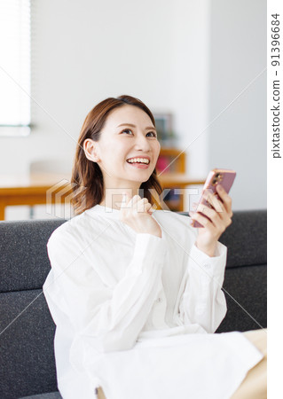 一個女人在智能手機上搜索 91396684