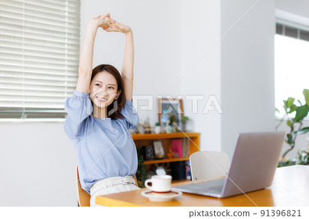 在家工作休息的女人 91396821