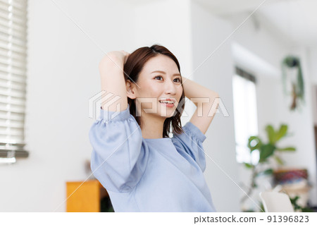 在家放鬆的婦女 91396823