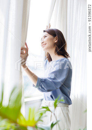 女人打開窗簾 女人打開窗簾 91396872