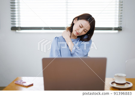 肩膀僵硬的堅硬女性 肩膀僵硬的堅硬女性 91396883