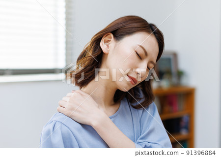 肩膀僵硬的堅硬女性 肩膀僵硬的堅硬女性 91396884