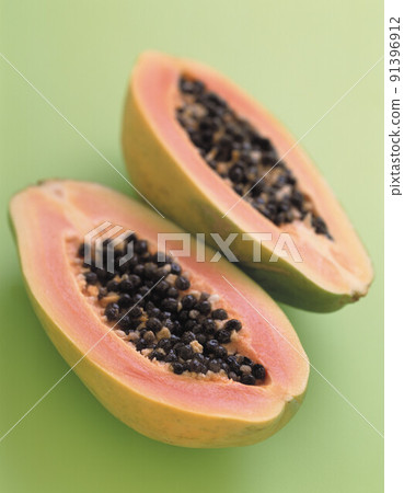 two halves of papaya 91396912