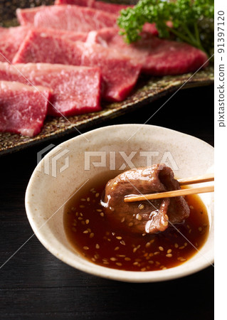 將烤肉浸泡在醬汁中 91397120
