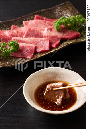 將烤肉浸泡在醬汁中 91397121