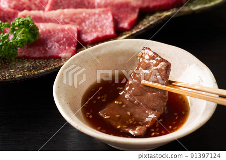將烤肉浸泡在醬汁中 91397124