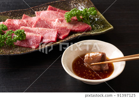 將烤肉浸泡在醬汁中 91397125