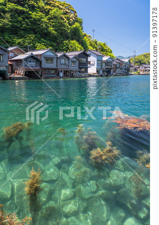 《京都府》伊根船屋·初夏的新鮮綠色季節 91397178