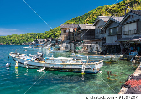 《京都府》伊根船屋·初夏的新鮮綠色季節 91397207