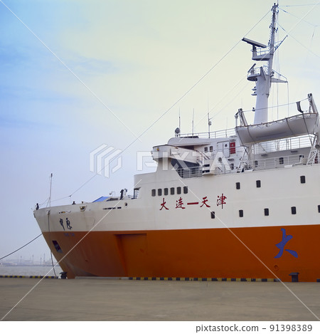 輪渡“中原”號停泊在中國天津港/中國天津 91398389