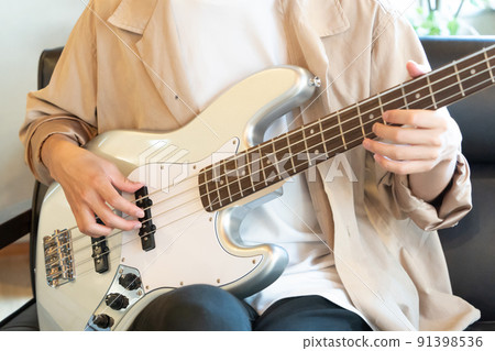 彈電貝司的年輕人 91398536