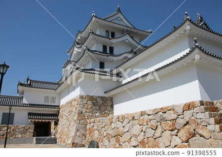 A close view of the right side (east side) and front side (south side) of Amagasaki Castle that shines in the blue sky, Amagasaki City, Hyogo Prefecture A close view of the right side (east side) and front side (south side) of Amagasaki Castle that shines in the blue sky, Amagasaki City, Hyogo Prefecture 91398555