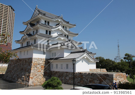 兵庫縣尼崎市映照藍天的尼崎城正面（南側）和西側全景 91398561
