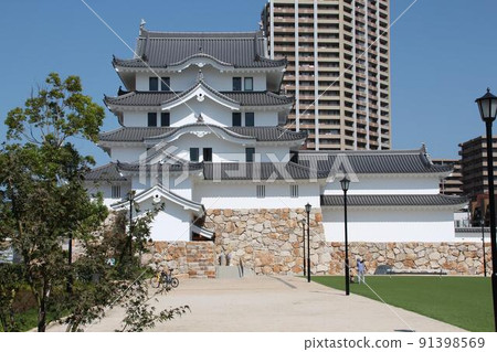 兵庫縣尼崎市，蔚藍天空中閃耀的美麗尼崎城正面（南側）全景 91398569