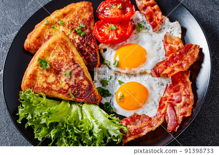 irish breakfast of fried eggs, bacon, potato farls 91398733