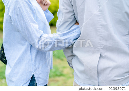 雙臂交叉的新婚夫婦 91398971