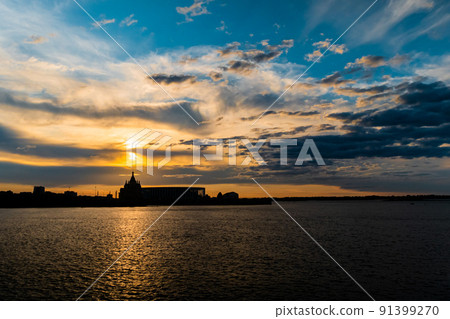 Dramatic colorful golden susnet sky over the Volga river 91399270