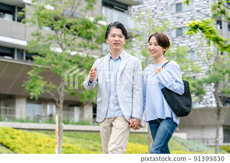 Middle couple date walk 91399830