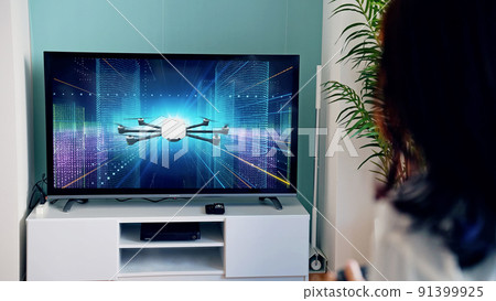 女人在玩視頻遊戲 91399925