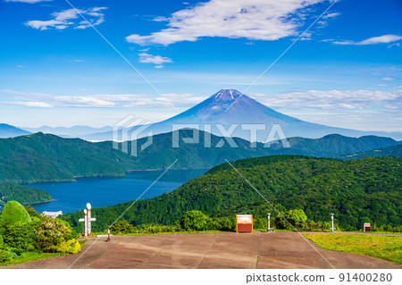 (Kanagawa Prefecture) Mt. Fuji seen from the Hakone Daikanzan Observatory after the end of the rainy season (Kanagawa Prefecture) Mt. Fuji seen from the Hakone Daikanzan Observatory after the end of the rainy season 91400280