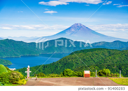 (Kanagawa Prefecture) Mt. Fuji seen from the Hakone Daikanzan Observatory after the end of the rainy season (Kanagawa Prefecture) Mt. Fuji seen from the Hakone Daikanzan Observatory after the end of the rainy season 91400283