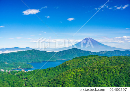 (Kanagawa Prefecture) Mt. Fuji seen from the Hakone Daikanzan Observatory after the end of the rainy season (Kanagawa Prefecture) Mt. Fuji seen from the Hakone Daikanzan Observatory after the end of the rainy season 91400297