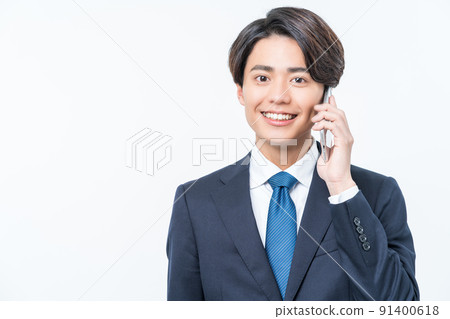 一個年輕的商人打電話 91400618