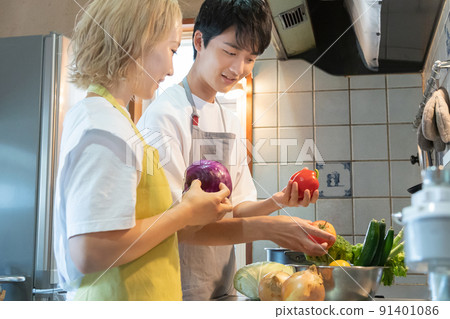 Couple doing cooking 91401086