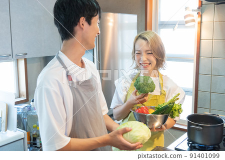 Couple doing cooking 91401099