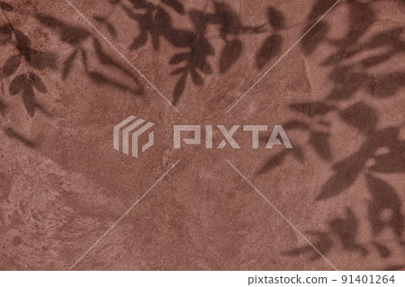 Shadow of leaves on brown concrete wall texture background 91401264
