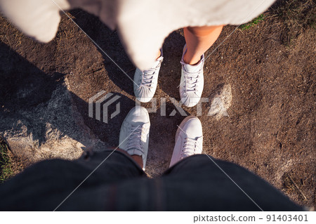 Feet of an heterosexual couple looking at each other 91403401
