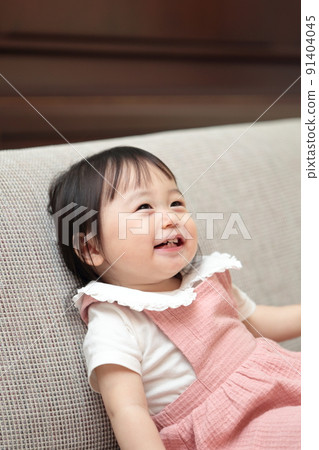 1歲女孩坐在沙發上 91404045