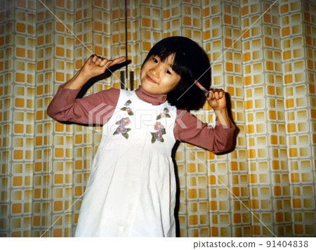 在房間裡擺姿勢的昭和 50 年代女孩 在房間裡擺姿勢的昭和 50 年代女孩 91404838