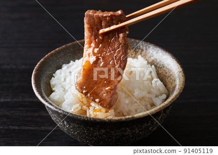Eat yakiniku with rice 91405119