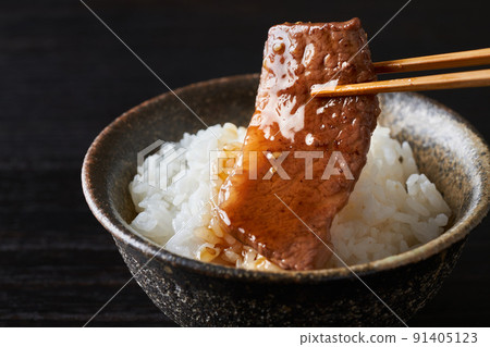 Eat yakiniku with rice 91405123