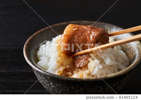 Eat yakiniku with rice 91405124