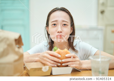A woman to eat 91405314
