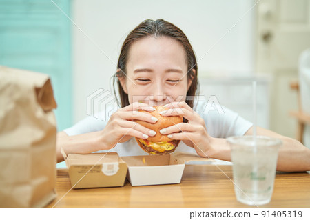 A woman to eat 91405319