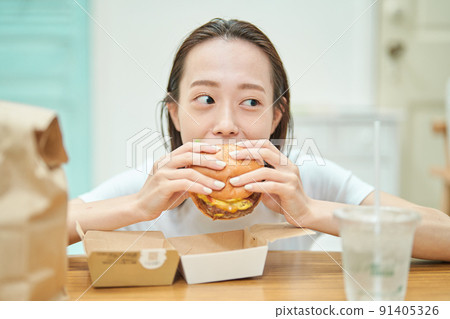 A woman to eat 91405326