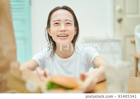 A woman to eat 91405341