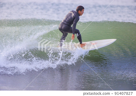 在湘南海中享受衝浪的男人 在湘南海中享受衝浪的男人 91407827