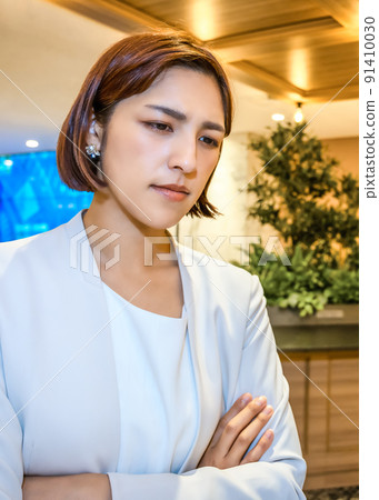 Business person working in a rental office 91410030