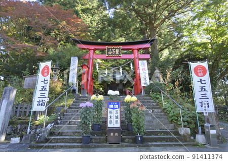 The large torii gate of Torinokosansho Shrine, located on the prefectural border between Tochigi and Ibaraki prefectures, and the prefectural border sign The large torii gate of Torinokosansho Shrine, located on the prefectural border between Tochigi and Ibaraki prefectures, and the prefectural border sign 91411374