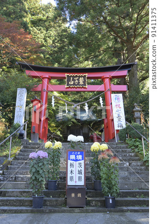 The large torii gate of Torinokosansho Shrine, located on the prefectural border between Tochigi and Ibaraki prefectures, and the prefectural border sign 91411375