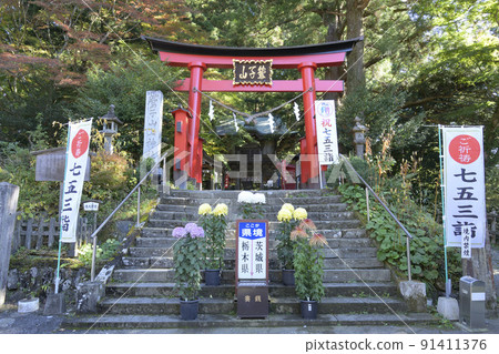 The large torii gate of Torinokosansho Shrine, located on the prefectural border between Tochigi and Ibaraki prefectures, and the prefectural border sign The large torii gate of Torinokosansho Shrine, located on the prefectural border between Tochigi and Ibaraki prefectures, and the prefectural border sign 91411376