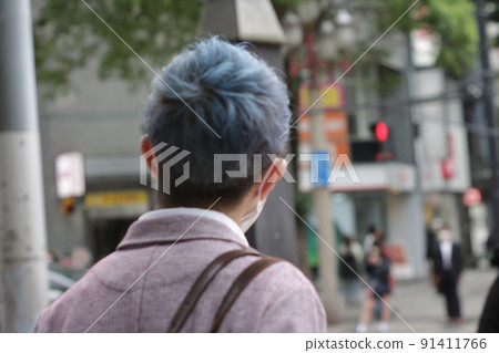 一個有著獨特藍色頭髮的男人的背影 一個有著獨特藍色頭髮的男人的背影 91411766