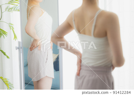 一個女人看著她 91412284